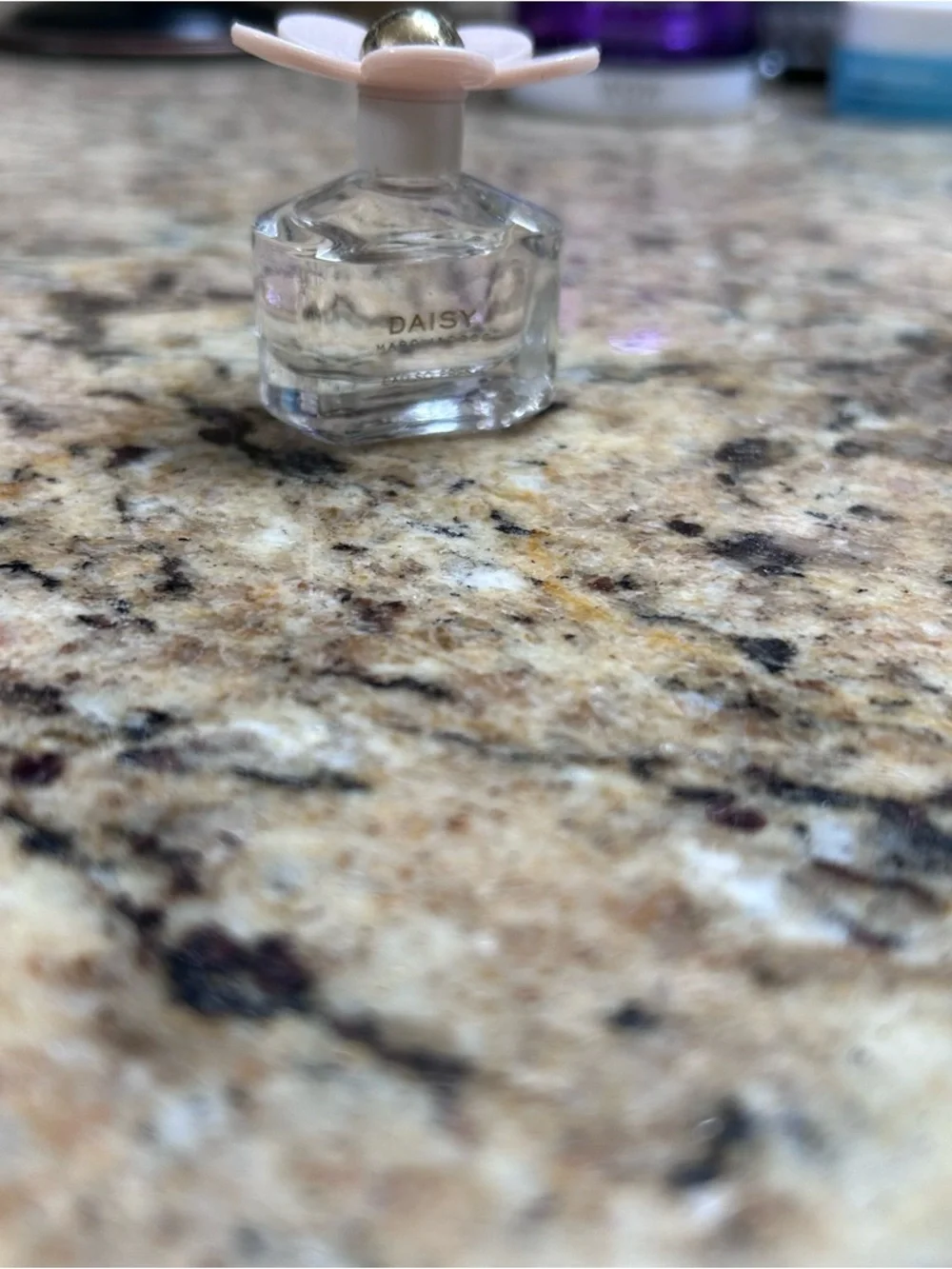 Marc Jacobs Daisy Eau So Fresh Mini Bottle with Pale Pink Flower and Gold Center - Picture 4 of 7